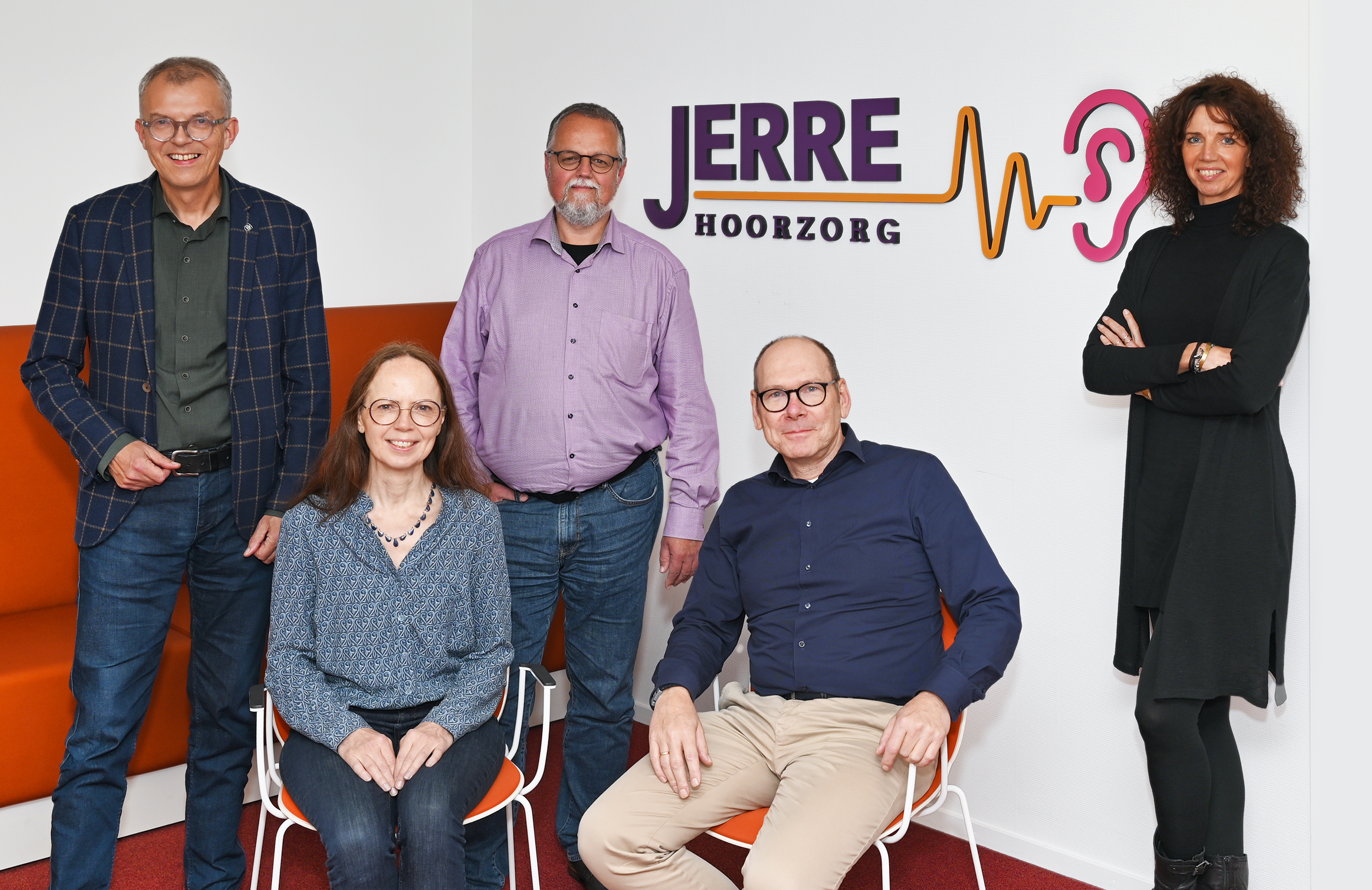 De audiciens van Jerre Hoorzorg zijn hoorspecialisten die hoorzorg begrijpelijk en bereikbaar aanbieden voor iedereen die beter wil horen. Wij streven naar de beste hoorzorg en geven iedereen persoonlijke aandacht. Op onze vertrouwde locaties in Heerenveen en Leeuwarden vertellen wij u graag meer over gehoorbescherming en de mogelijkheden om gehoorverlies te voorkomen. Ook kunt u een gehoortest laten doen of uitleg krijgen over het assortiment hoortoestellen, hulpmiddelen en aanvullende hooraccessoires op maat. Jerre betekent horen!